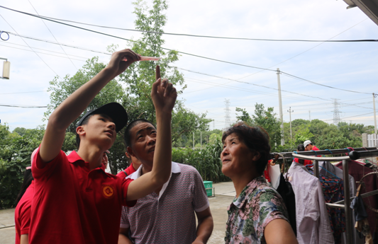 图为金阳光小分队队员为村民开展反假货币识别知识宣传 图为金阳光小分队队员为村民开展反假货币识别知识宣传