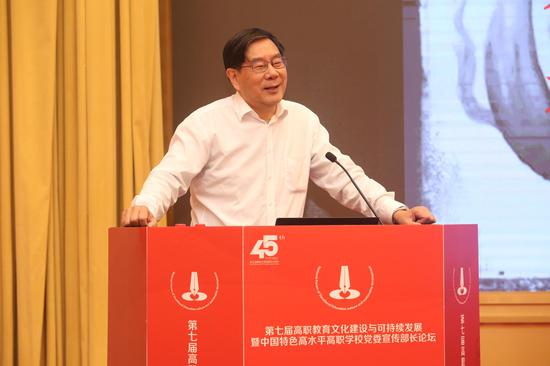 浙江省人民政府参事室参事、浙江省中特中心顾问、浙江省钱塘江文化研究会会长、浙江省委宣传部原常务副部长胡坚作《文化的力量》主旨报告