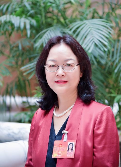 全国人大代表，民建浙江省副主委，浙江金融职业学院院长，浙江省中华职教社副主任郑亚莉0
