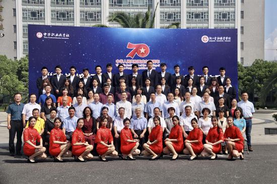 图为与会领导嘉宾和参赛师生代表合影留念