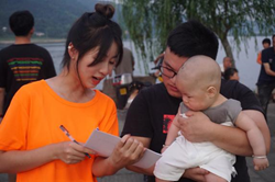  实践团成员在大洋镇太极广场开展红色调研活动