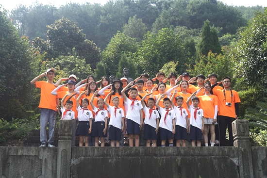 “信火飞洋”实践团携手建德市洋安小学学生向“双童”烈士致敬