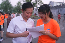  实践团成员在大洋镇太极广场开展红色调研活动